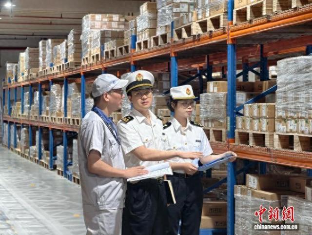 江门海关所属鹤山海关关员到印刷电路板企业开展实地调研。熊婧杰 摄